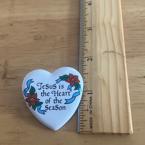 Heart Shaped holiday pin - Picture 1 of 2